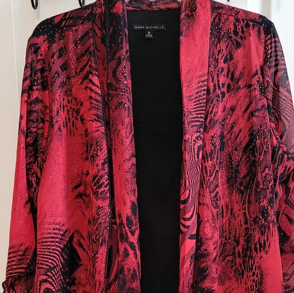 Fancy semi-sheer cascading flowy top over black tank. 1X - Picture 3 of 10